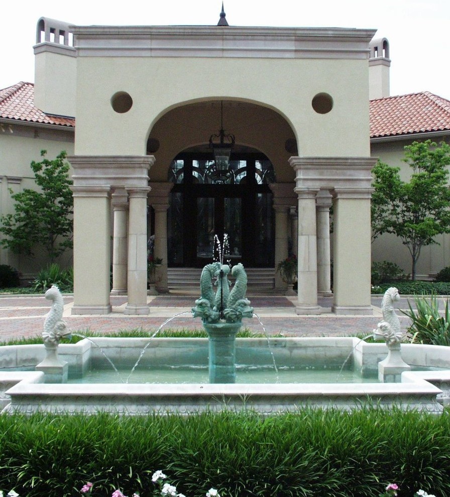 Zweistöckiges, Geräumiges Mediterranes Haus mit Putzfassade und grauer Fassadenfarbe in Kansas City