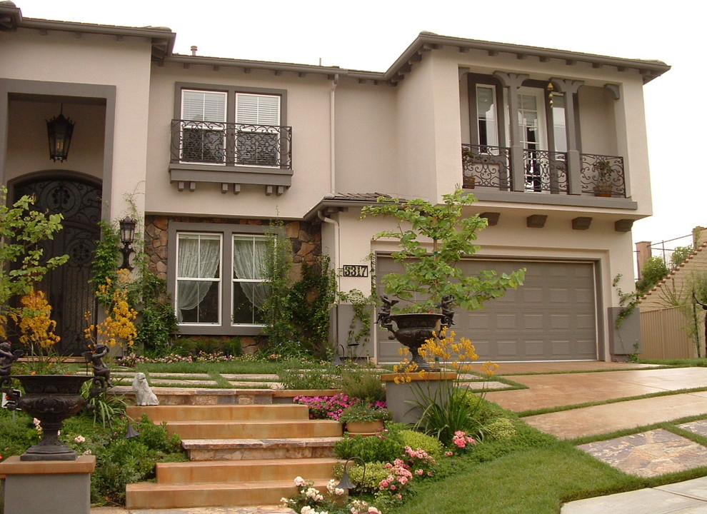 Großes, Zweistöckiges Mediterranes Einfamilienhaus mit Putzfassade, beiger Fassadenfarbe, Satteldach und Schindeldach in Los Angeles