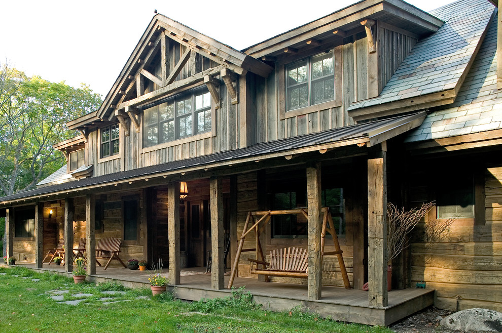 Immagine della facciata di una casa rustica con rivestimento in legno