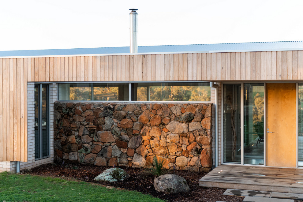 Idee per la facciata di una casa bianca contemporanea a un piano di medie dimensioni con rivestimento in legno e copertura in metallo o lamiera