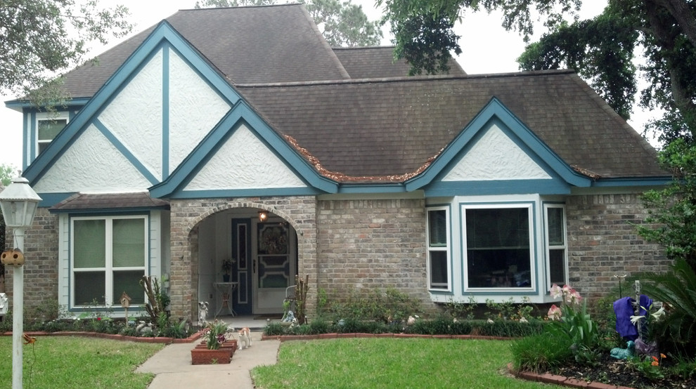 Mittelgroßes, Einstöckiges Country Haus mit Backsteinfassade und weißer Fassadenfarbe in Houston
