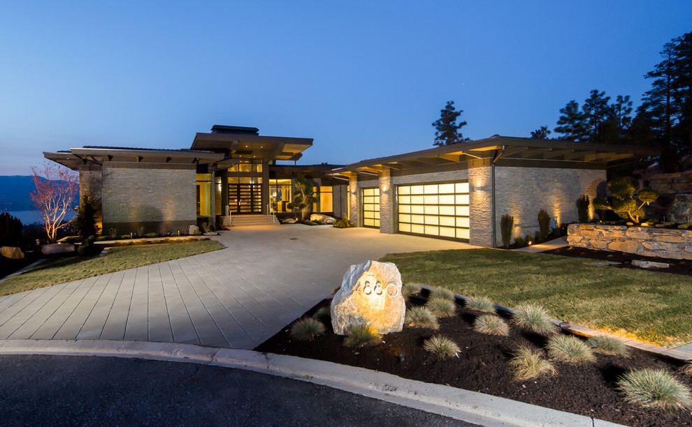 Contemporary house exterior in Vancouver.