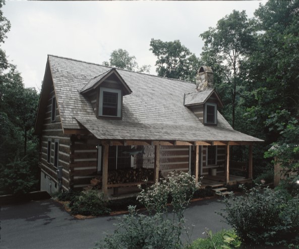 Foto de fachada beige rústica de tamaño medio de dos plantas con revestimiento de madera y tejado a dos aguas