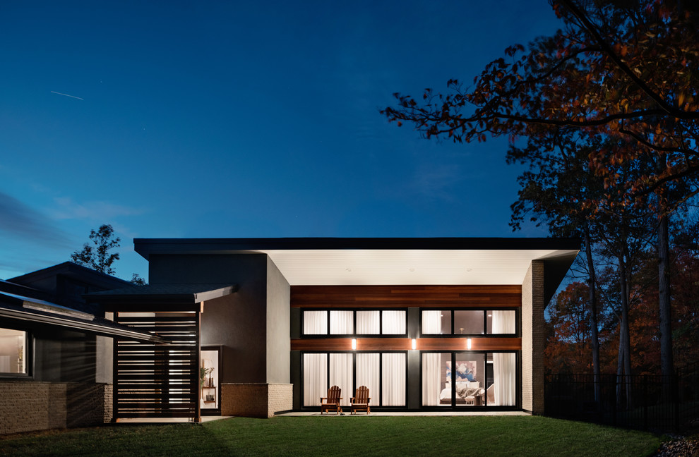 Свежая идея для дизайна: большой частный загородный дом в стиле ретро с разными уровнями, комбинированной облицовкой и односкатной крышей - отличное фото интерьера