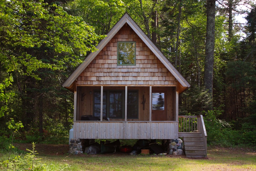 Стильный дизайн: маленький, одноэтажный, деревянный дом в стиле рустика с двускатной крышей для на участке и в саду, охотников - последний тренд