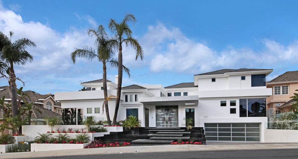 Großes, Zweistöckiges Modernes Haus mit Putzfassade und weißer Fassadenfarbe in Orange County