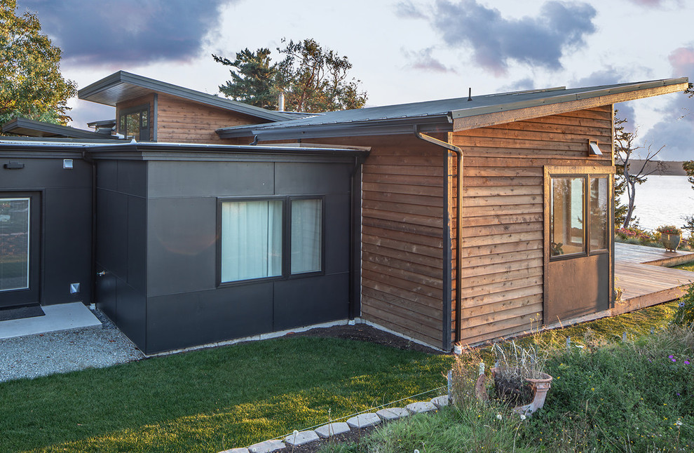 Idéer för ett mellanstort modernt brunt hus, med allt i ett plan, blandad fasad, pulpettak och tak i metall
