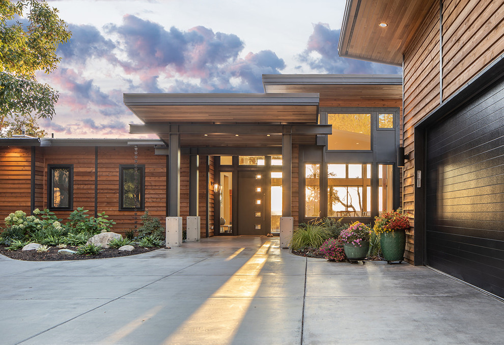 Mittelgroßes, Einstöckiges Modernes Einfamilienhaus mit Mix-Fassade, brauner Fassadenfarbe, Pultdach und Blechdach in Seattle