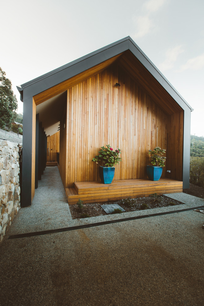 Источник вдохновения для домашнего уюта: деревянный частный загородный дом в современном стиле с металлической крышей
