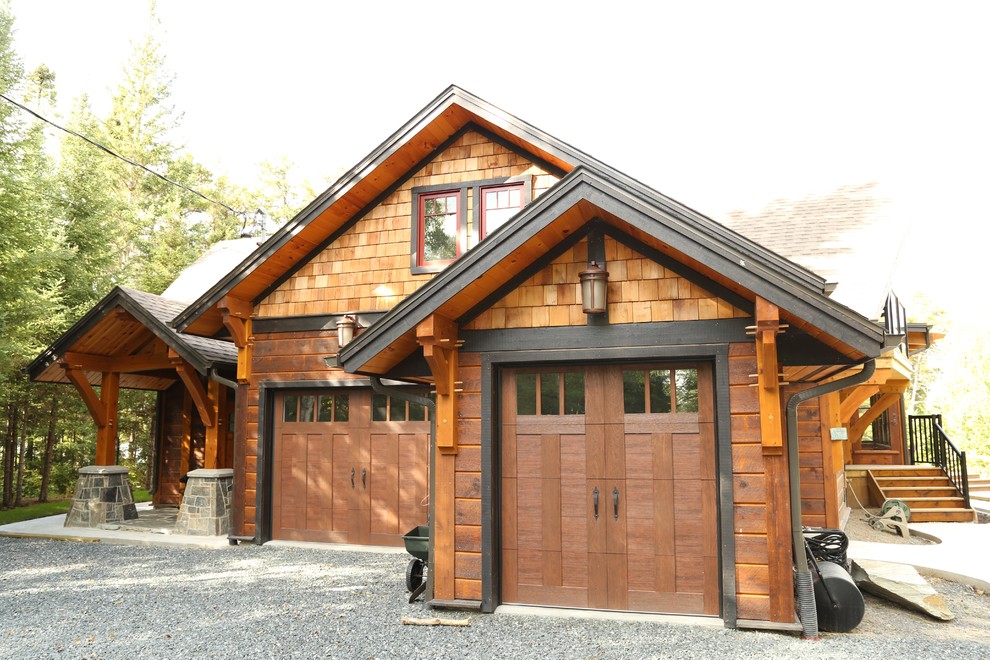 Foto della facciata di una casa grande marrone american style a piani sfalsati con rivestimento in legno e tetto a capanna