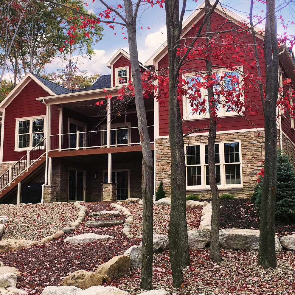 Стильный дизайн: большой, двухэтажный, красный частный загородный дом в классическом стиле с облицовкой из винила - последний тренд