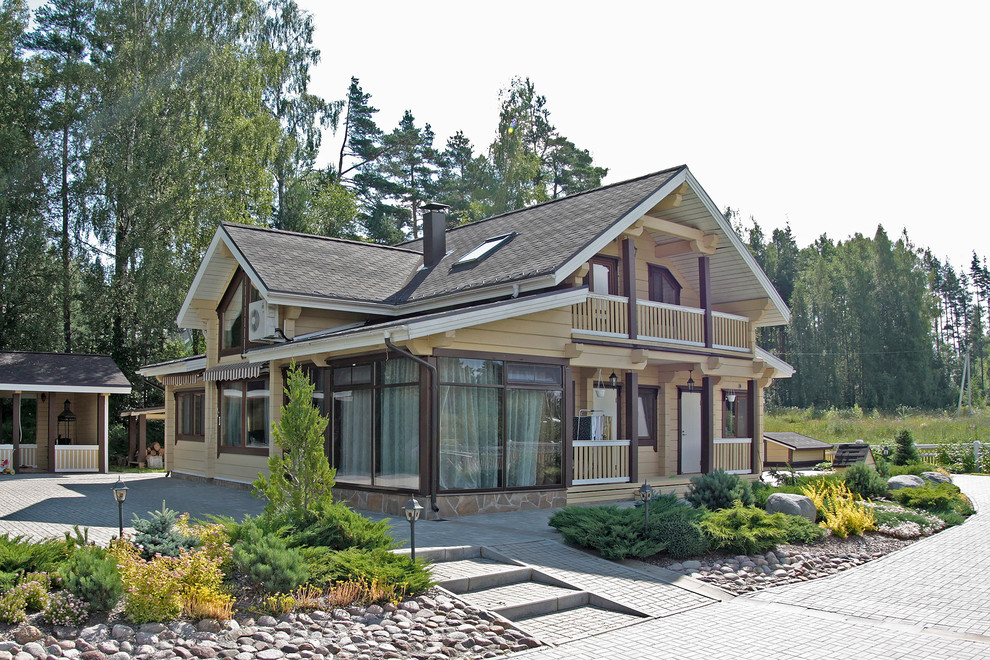 Modelo de fachada beige rural con revestimiento de madera y tejado a dos aguas