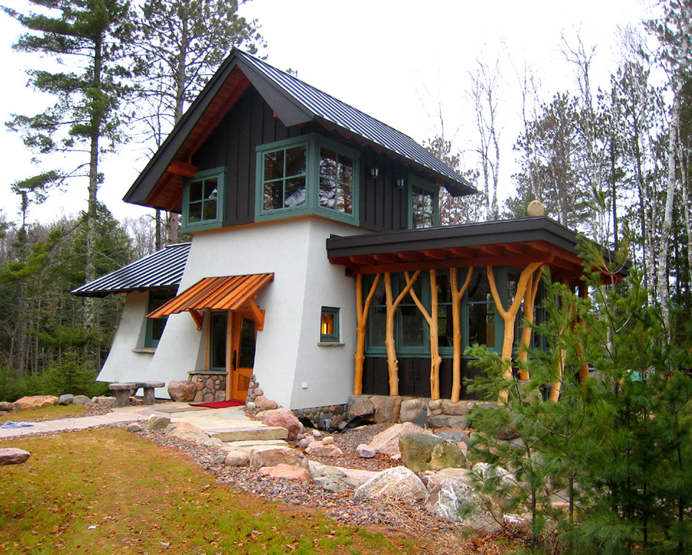 На фото: маленький, двухэтажный дом в стиле фьюжн с комбинированной облицовкой для на участке и в саду