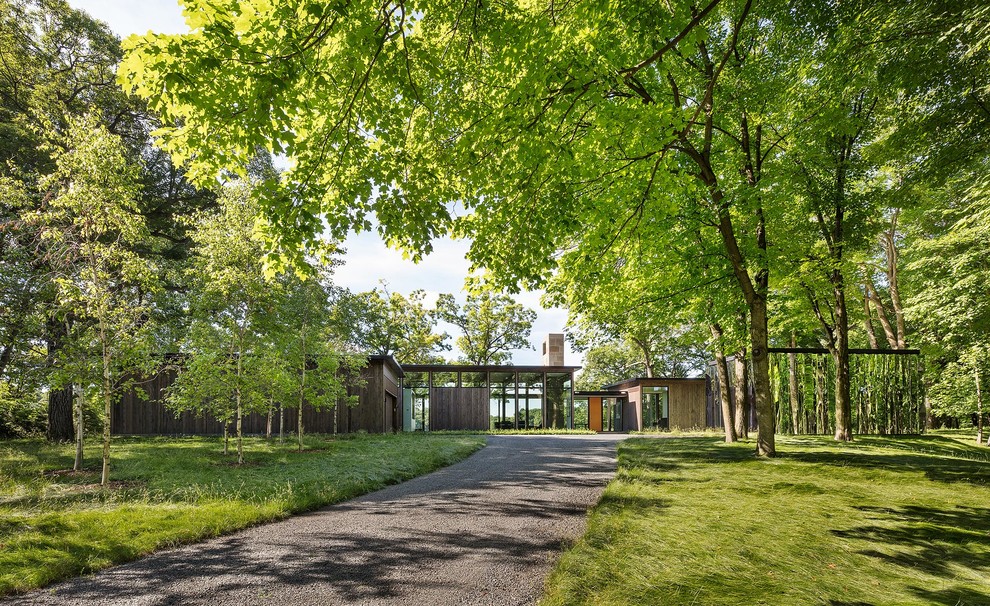 Einstöckiges Modernes Einfamilienhaus mit Mix-Fassade, brauner Fassadenfarbe und Flachdach in Minneapolis