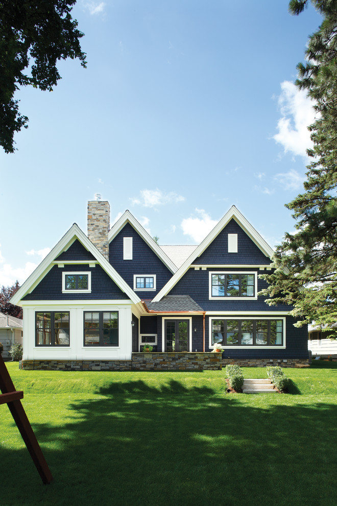 Diseño de fachada azul tradicional con revestimiento de madera y tejado a dos aguas