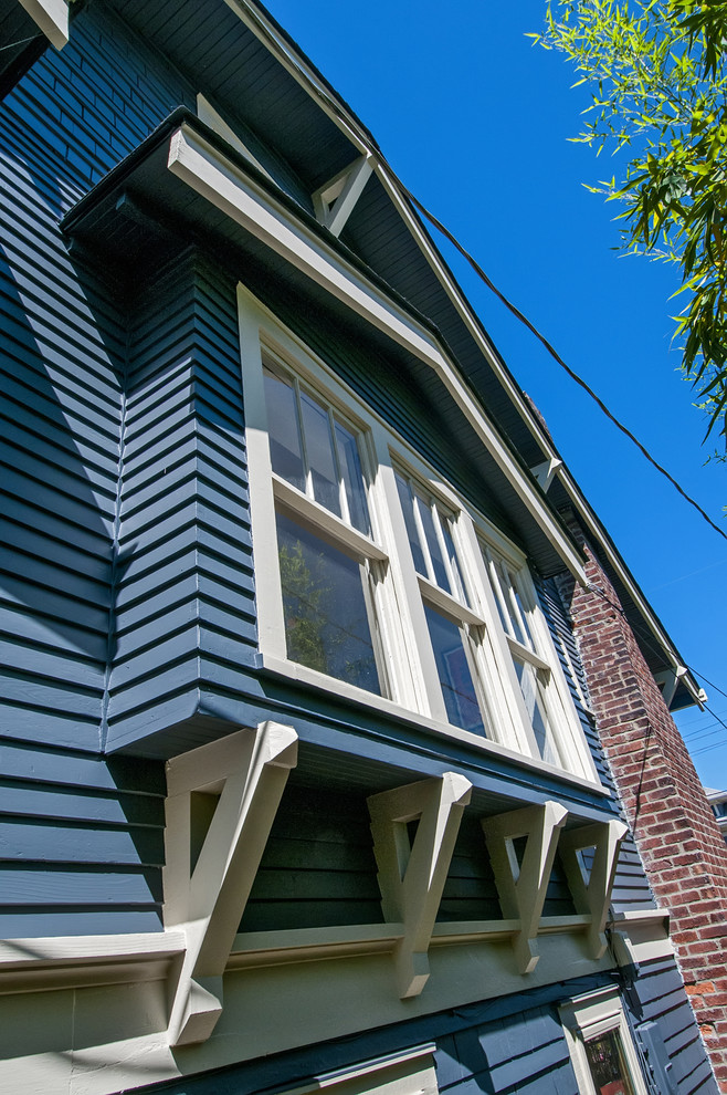Mittelgroßes, Dreistöckiges Uriges Haus mit blauer Fassadenfarbe, Satteldach und Schindeldach in Seattle