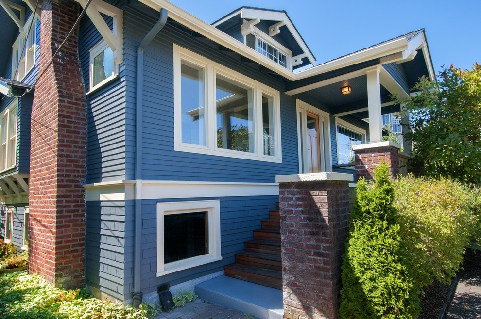 Inspiration pour une façade de maison bleue craftsman en bois de taille moyenne et à deux étages et plus avec un toit à deux pans et un toit en shingle.