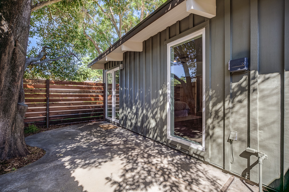 Inspiration for a medium sized and green midcentury bungalow house exterior in Phoenix with wood cladding.