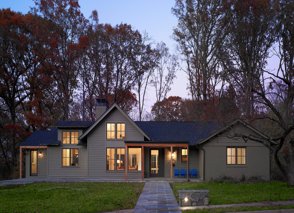 Стильный дизайн: двухэтажный, зеленый дом среднего размера в стиле неоклассика (современная классика) с двускатной крышей - последний тренд