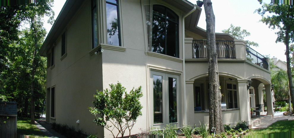 Zweistöckiges Klassisches Einfamilienhaus mit Putzfassade und grauer Fassadenfarbe in Houston