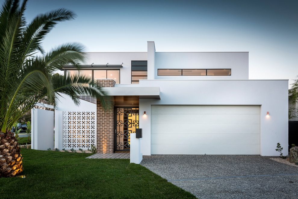 Ispirazione per la villa bianca moderna a due piani di medie dimensioni con tetto piano e copertura in metallo o lamiera