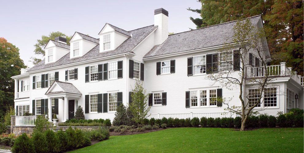 Стильный дизайн: большой, двухэтажный, деревянный, белый дом в классическом стиле - последний тренд