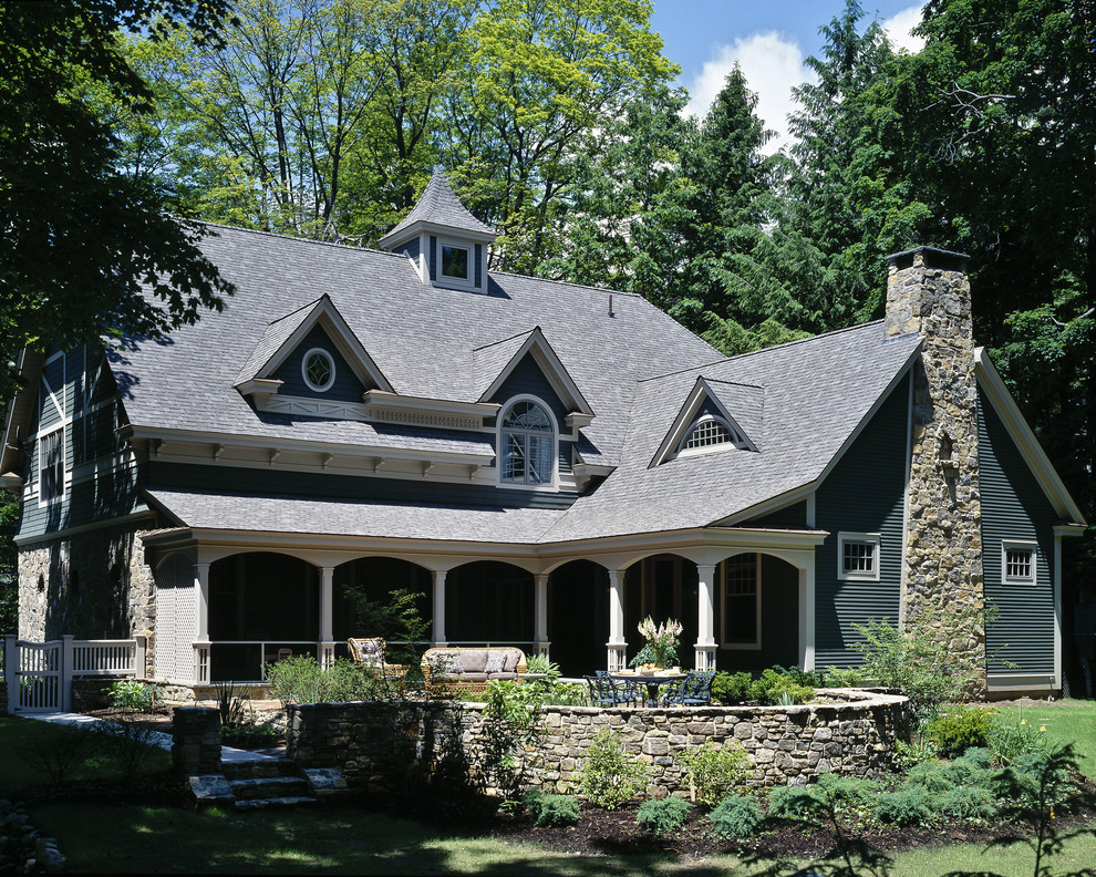 Aménagement d'une façade de maison classique en bois.