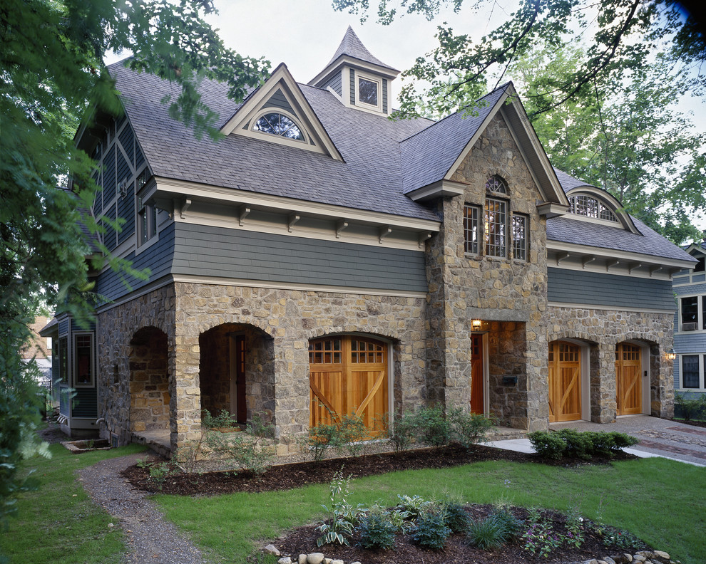 Idee per la facciata di una casa classica con rivestimento in legno