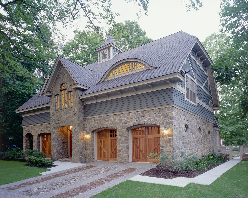 На фото: деревянный дом в классическом стиле с полувальмовой крышей с