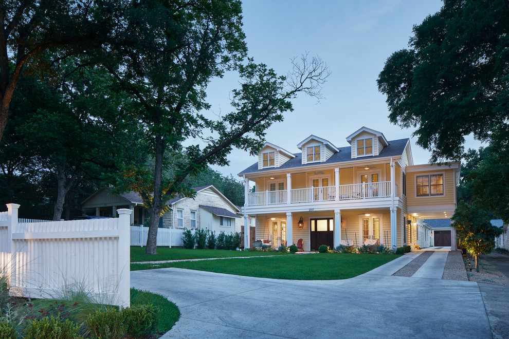 Großes, Zweistöckiges Landhausstil Haus mit gelber Fassadenfarbe, Satteldach und Schindeldach in Austin