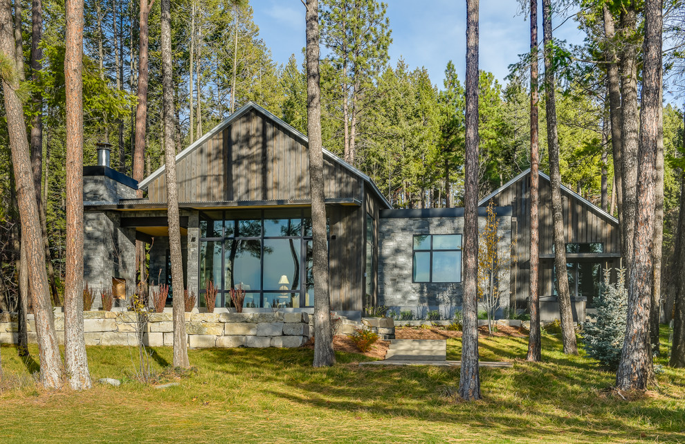Inspiration pour une grande façade de maison marron chalet en bois de plain-pied avec un toit à deux pans et un toit en métal.