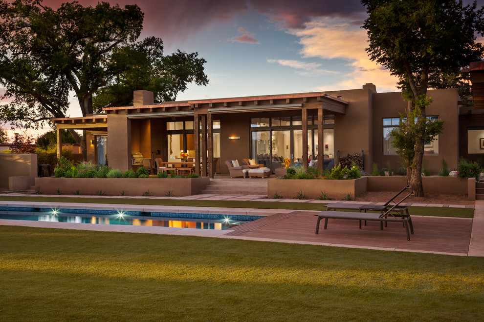 Einstöckiges Mediterranes Haus mit brauner Fassadenfarbe in Albuquerque