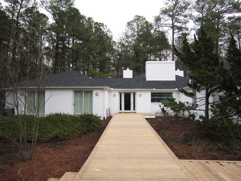 Idee per la facciata di una casa ampia bianca contemporanea a un piano con rivestimento in mattoni
