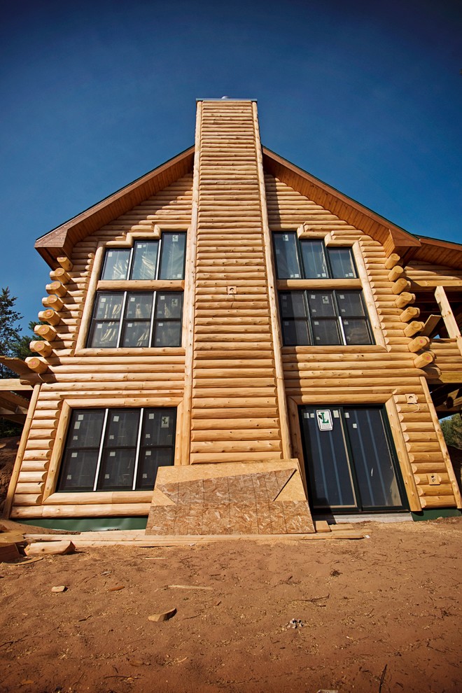 Idee per la villa marrone rustica a due piani di medie dimensioni con rivestimento in legno, tetto a capanna e copertura a scandole