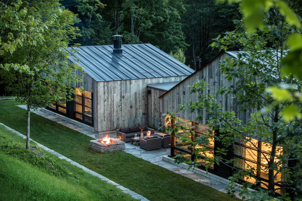 Ispirazione per la villa grigia contemporanea a un piano di medie dimensioni con rivestimento in legno, tetto a capanna e copertura in metallo o lamiera