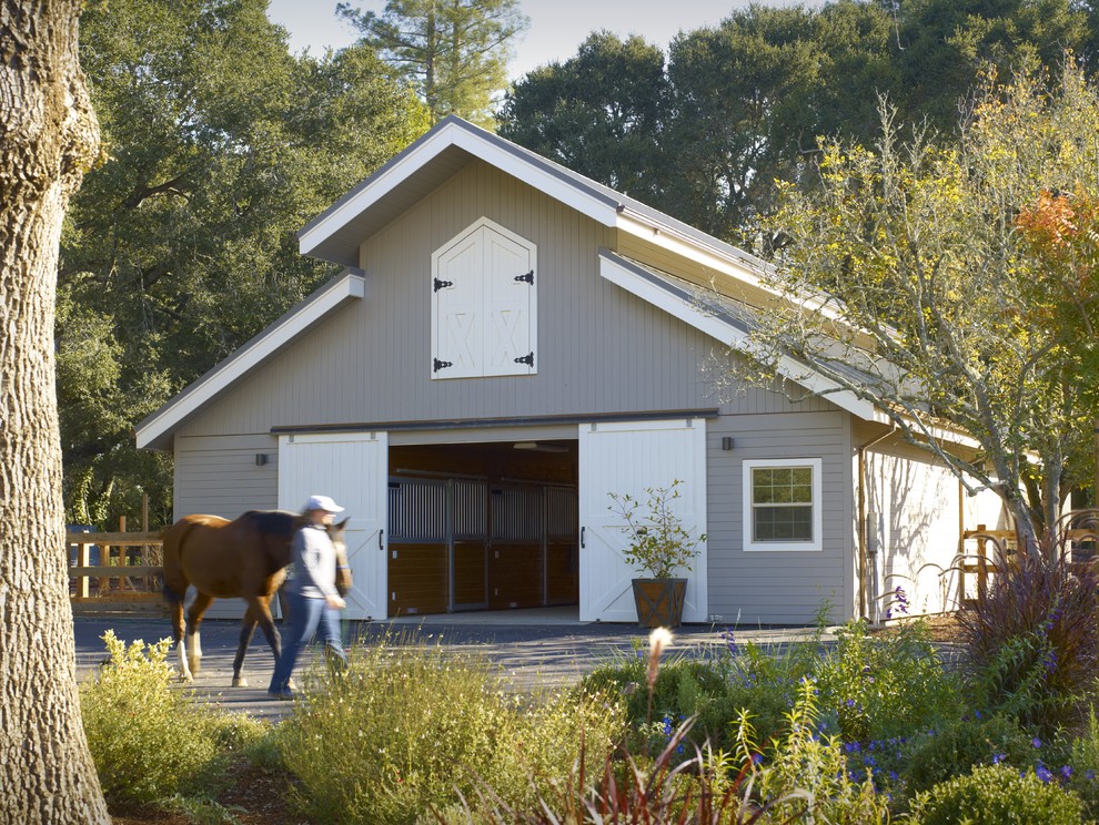 Foto de fachada gris de estilo de casa de campo de dos plantas con tejado a dos aguas, revestimiento de aglomerado de cemento y tejado de metal