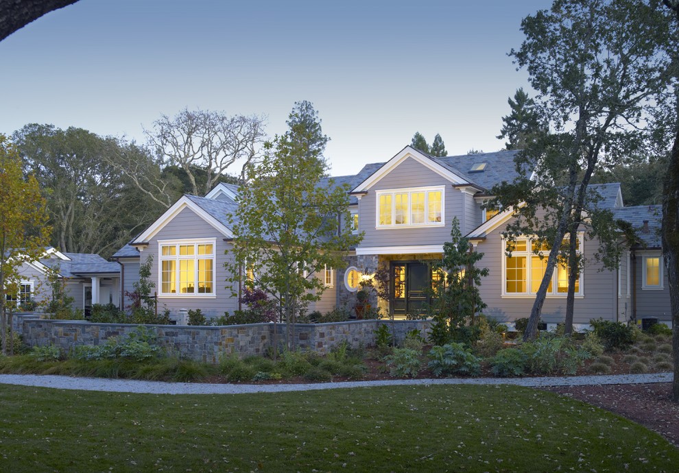 Cette photo montre une grande façade de maison grise nature à un étage avec un revêtement mixte, un toit à deux pans et un toit en shingle.