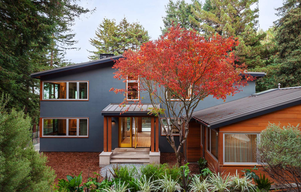 Свежая идея для дизайна: большой, двухэтажный, синий частный загородный дом в стиле ретро с комбинированной облицовкой, двускатной крышей и металлической крышей - отличное фото интерьера