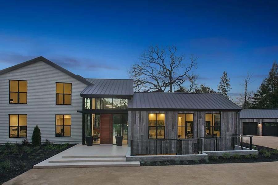 Идея дизайна: большой, одноэтажный, серый частный загородный дом в стиле модернизм с комбинированной облицовкой, вальмовой крышей и зеленой крышей