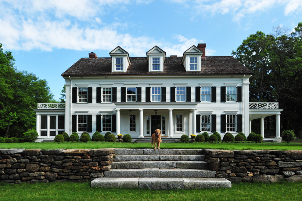 Zweistöckiges Klassisches Einfamilienhaus mit weißer Fassadenfarbe, Satteldach, Schindeldach und Dachgaube in Boston