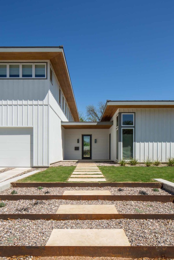 Стильный дизайн: большой, двухэтажный, белый, деревянный частный загородный дом в стиле неоклассика (современная классика) с плоской крышей - последний тренд