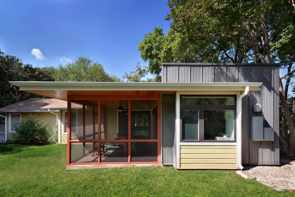Идея дизайна: маленький, одноэтажный, зеленый дом в стиле модернизм с облицовкой из металла и плоской крышей для на участке и в саду