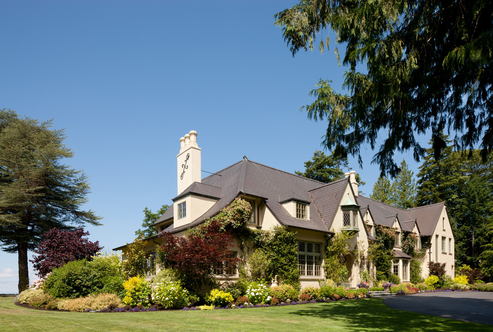 Geräumiges, Dreistöckiges Klassisches Haus mit Putzfassade in Seattle