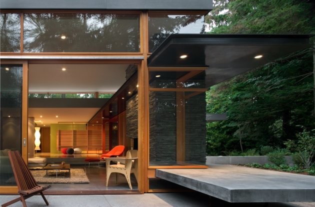 Großes, Einstöckiges Modernes Einfamilienhaus mit Faserzement-Fassade und Flachdach in Seattle