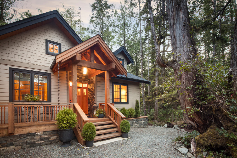 Cette photo montre une façade de maison beige chic en bois.