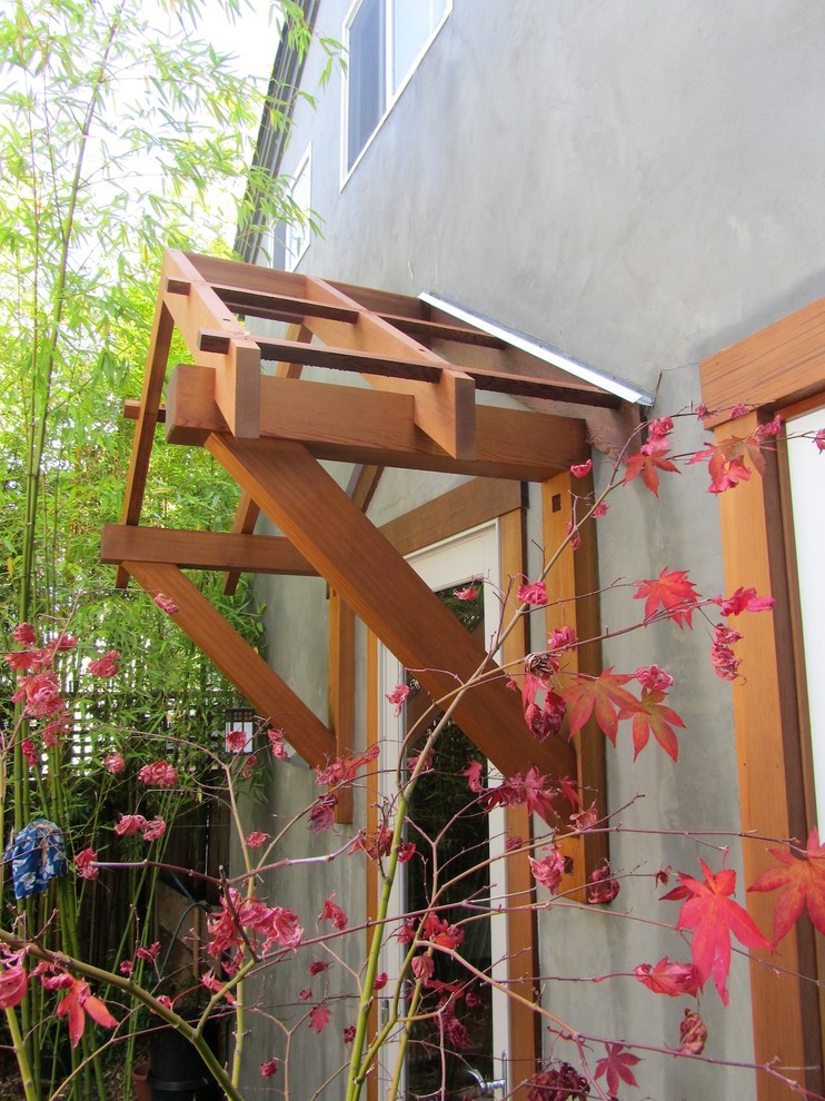 Свежая идея для дизайна: маленький, одноэтажный, серый дом в стиле кантри с облицовкой из цементной штукатурки для на участке и в саду - отличное фото интерьера