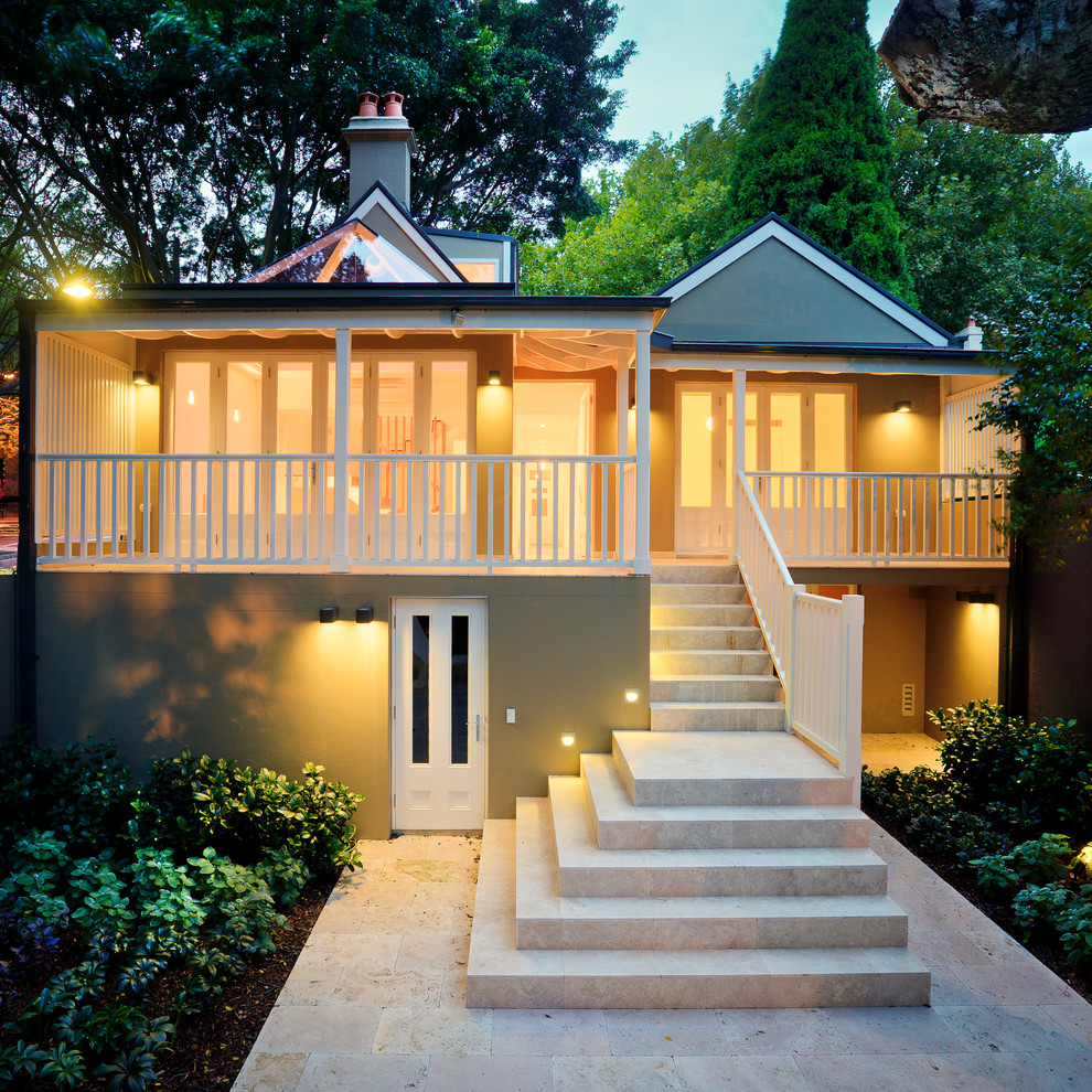 На фото: маленький, двухэтажный, серый дом в современном стиле для на участке и в саду