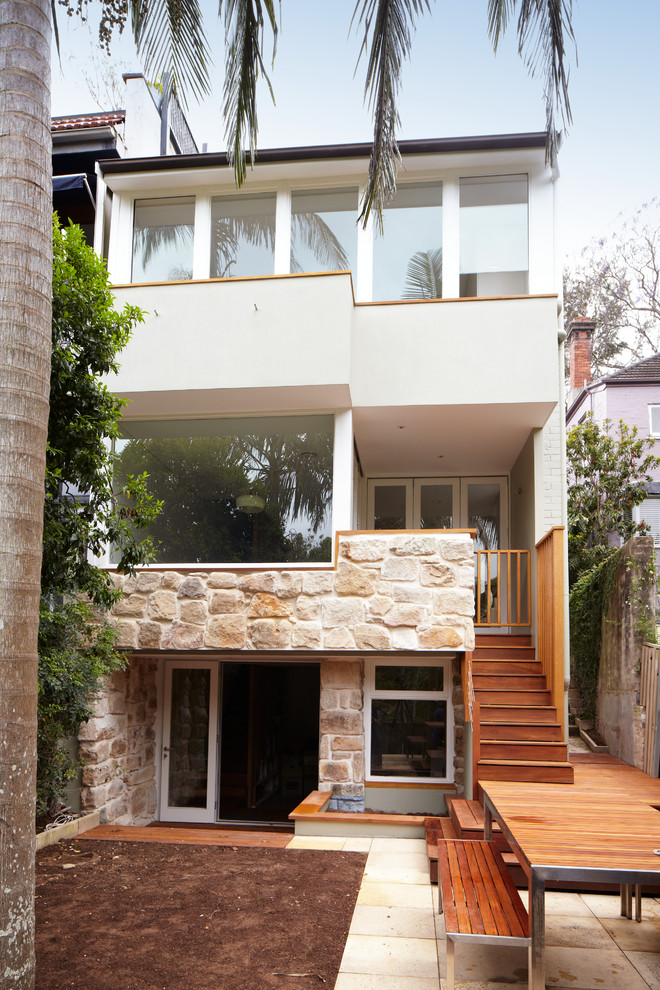 Inspiration pour une façade de maison blanche design en pierre de taille moyenne et à deux étages et plus.