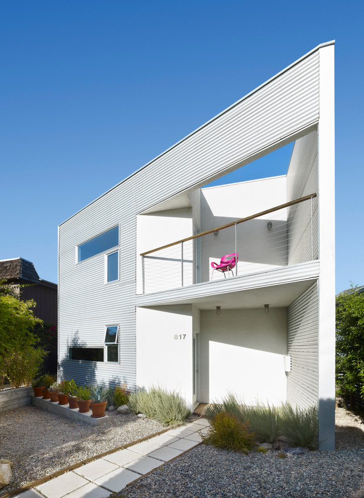 Идея дизайна: двухэтажный, белый дом среднего размера в современном стиле с облицовкой из металла
