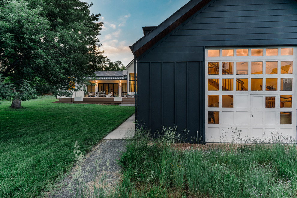 Стильный дизайн: двухэтажный, деревянный, черный дом в скандинавском стиле с двускатной крышей и крышей из гибкой черепицы - последний тренд
